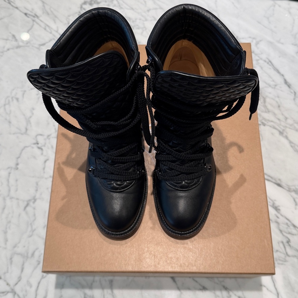 Christian Louboutin Mad Boot
in Shiny Black size 38 - Picture 3 of 16